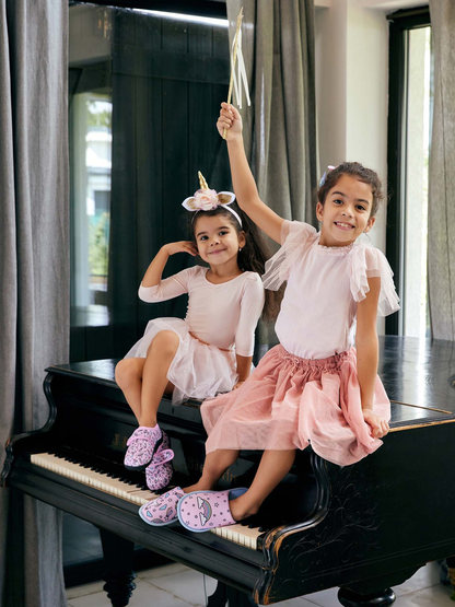 kids-slippers-rainbow-unicorn-f1/f17164382367133a44826bfecf5338f9f4c7f48b