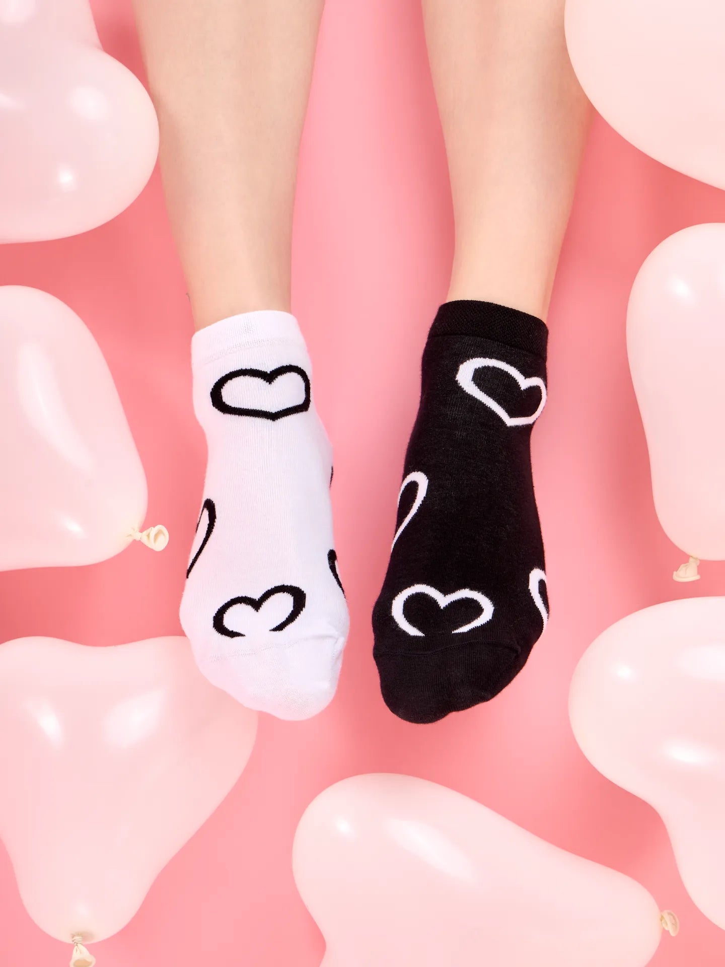 ankle-socks-black-white-hearts-8b/8b9cef402cd0e730230c5e74ee2546ee5f376d82